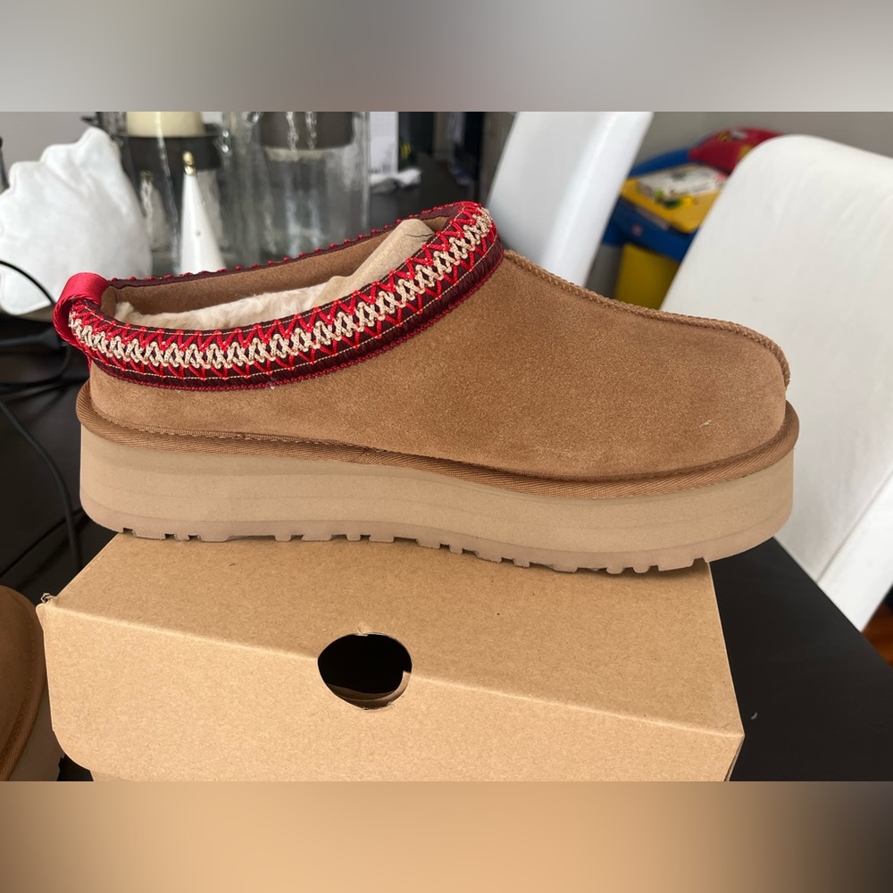 Ugg Tazz New. Size 10
